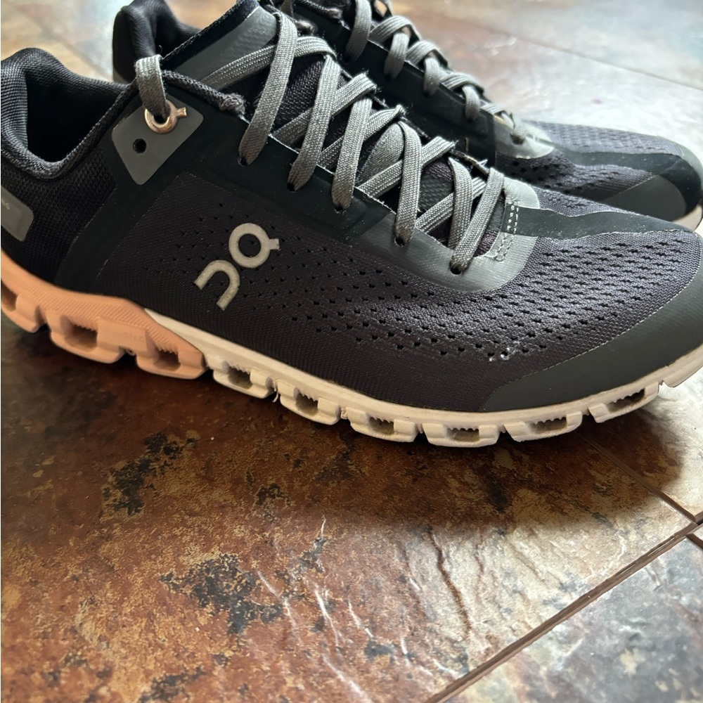 Womens like new On Clouds size 6